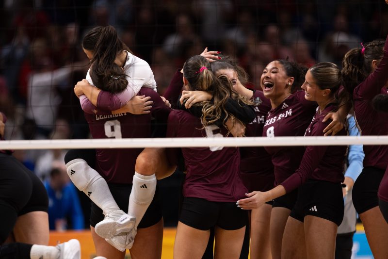 Texas A&M sweeps Pitt, moves to volleyball national title game: Highlights